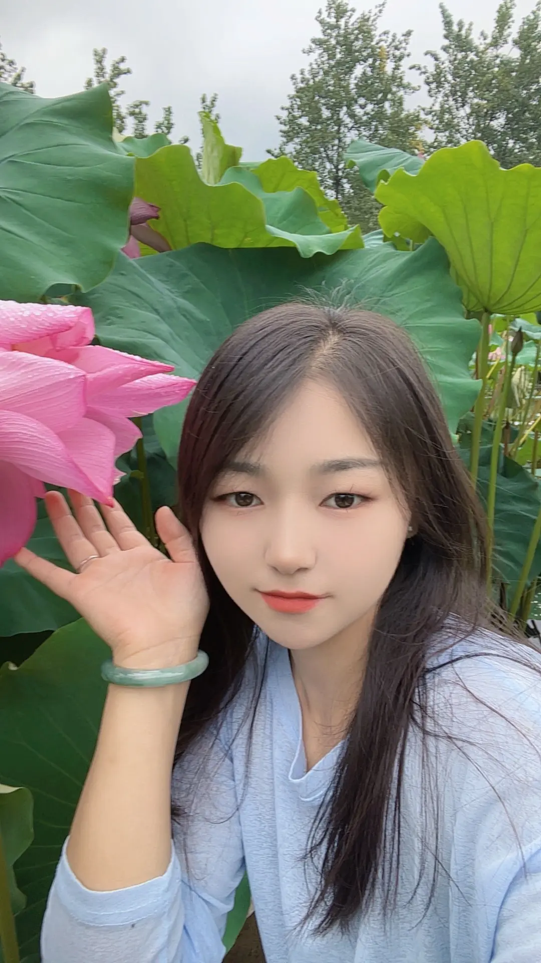 在无法重来的人生里，请尽量快乐，被爱当然很好，没有也没关系，别说，别问...