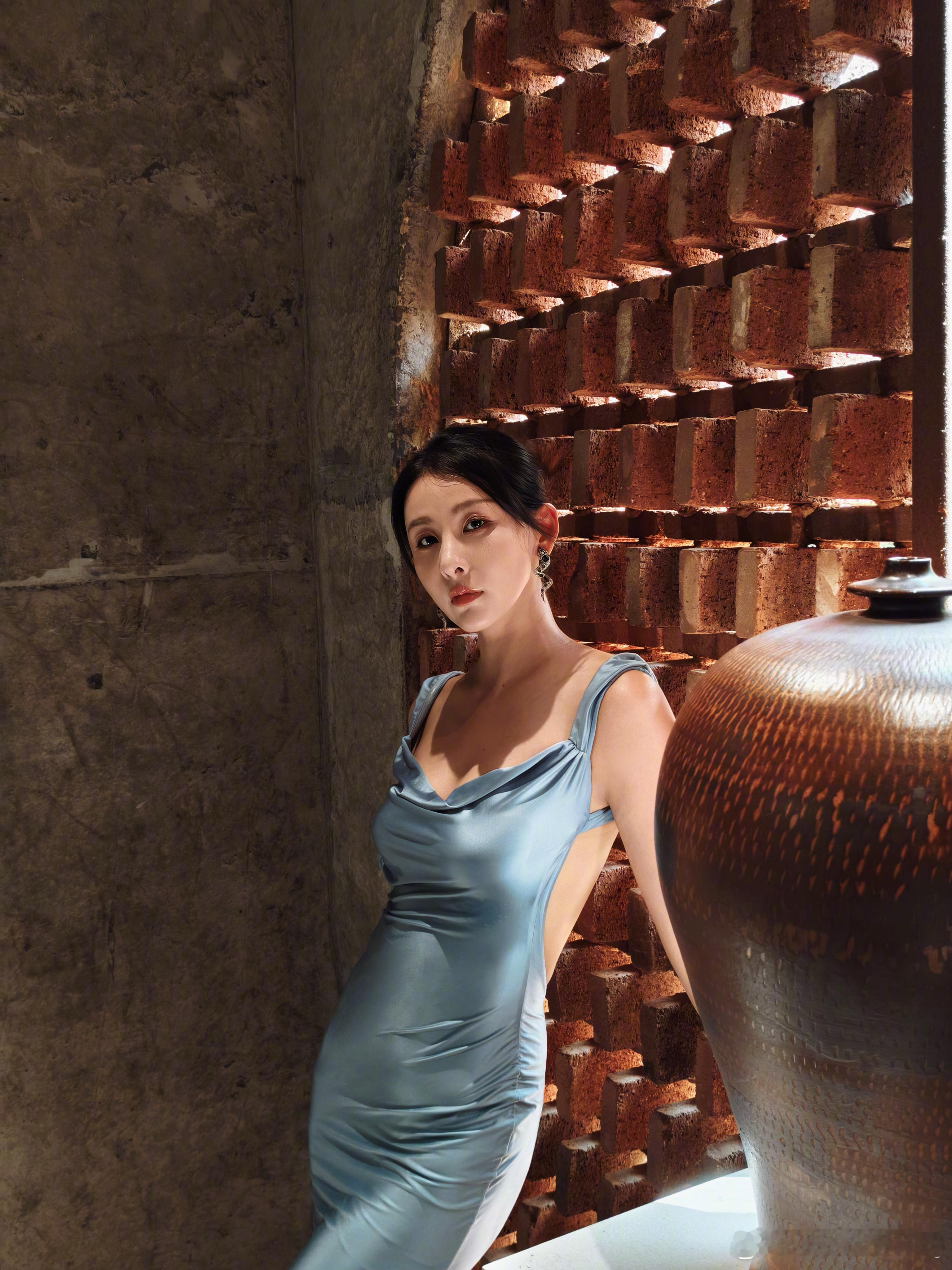 贾青   在复制粘贴的时代，你是手写的诗