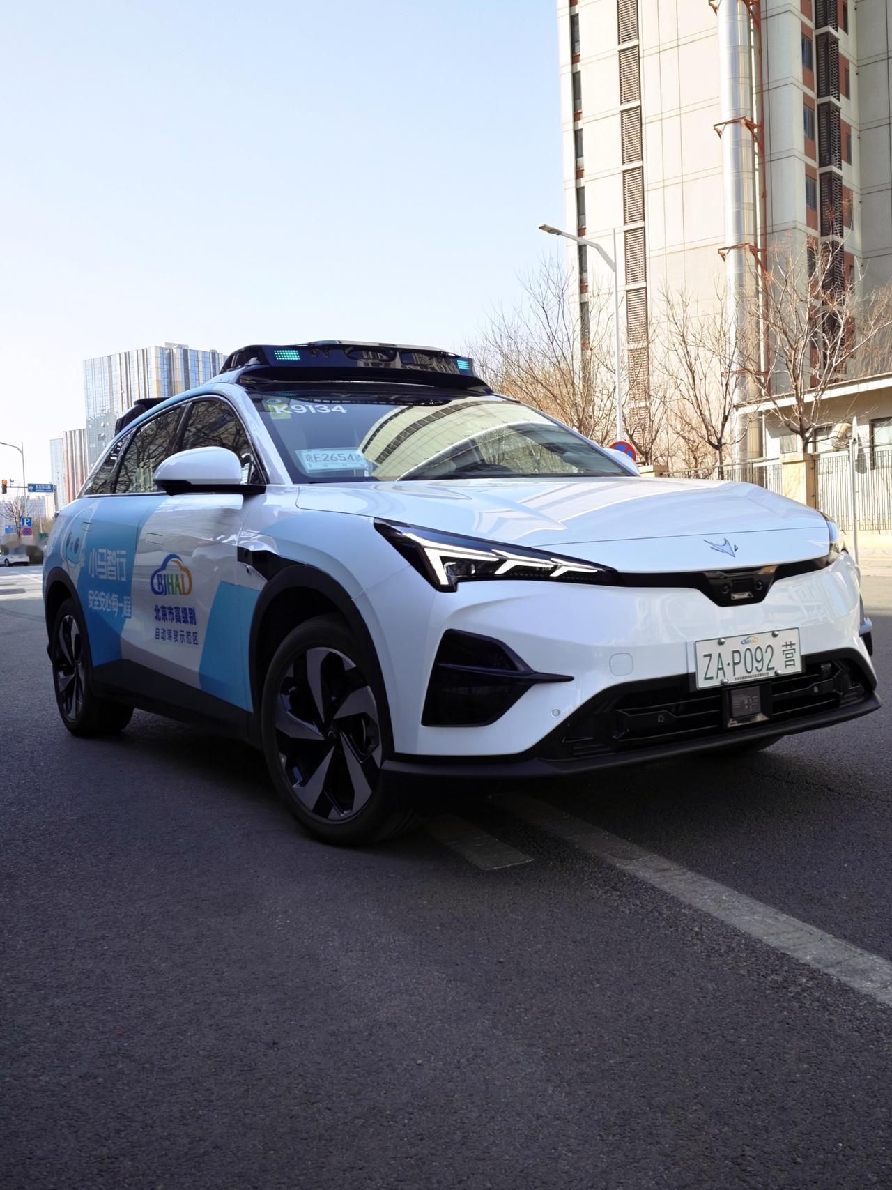 我所在的区域正好是自动驾驶测试区域，现在街上能看到越来越多的自动驾驶出租车。
今