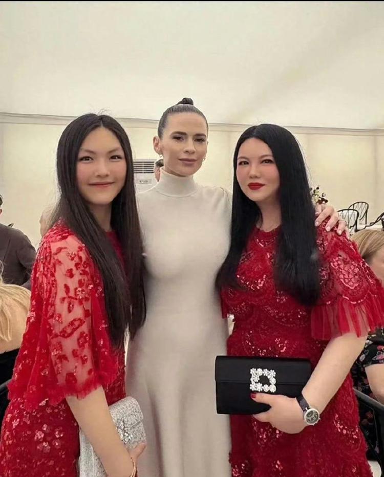 15岁的王诗龄真尴尬，和妈妈一起穿红色姐妹装，看起来像中年妇女[捂脸][捂脸]
