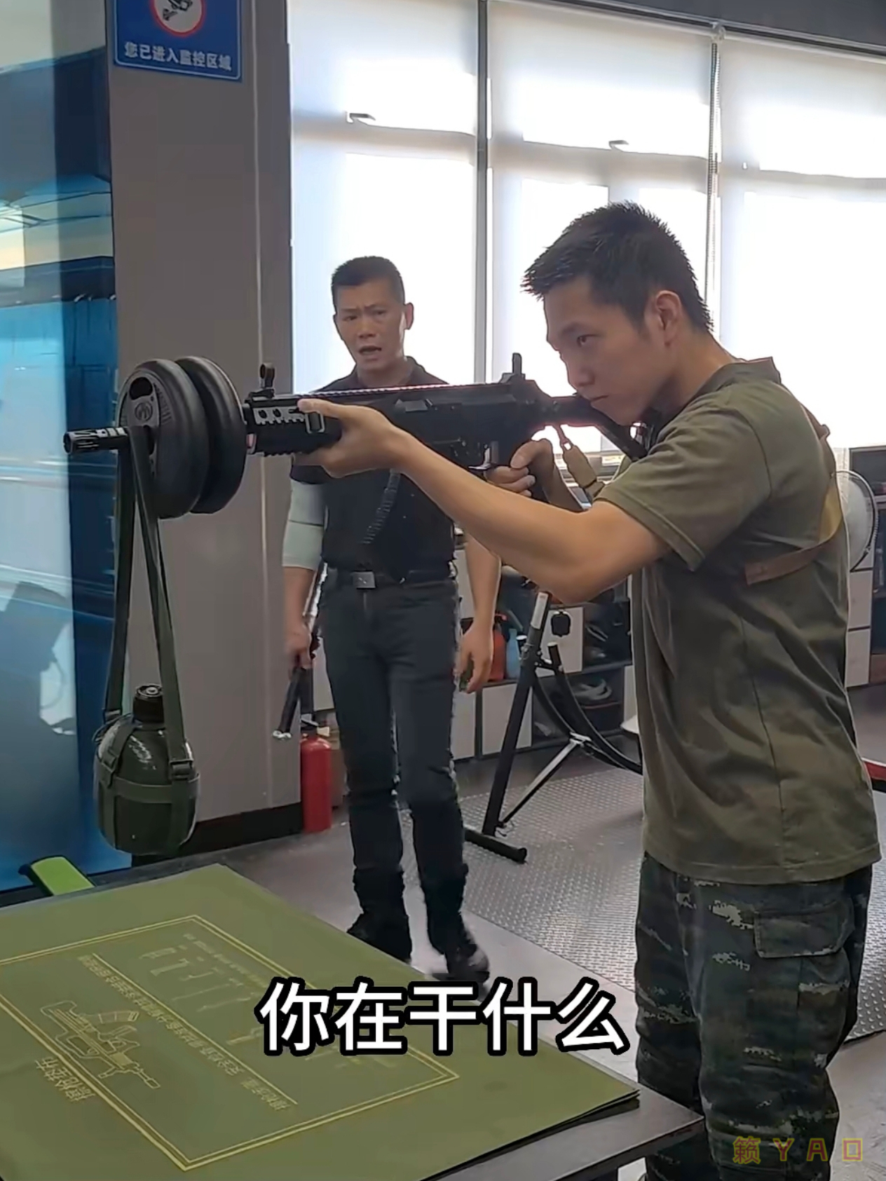 如果坚持要挂管练据枪，建议这么整，用模拟枪/橡胶枪，爱怎么挂就怎么挂。