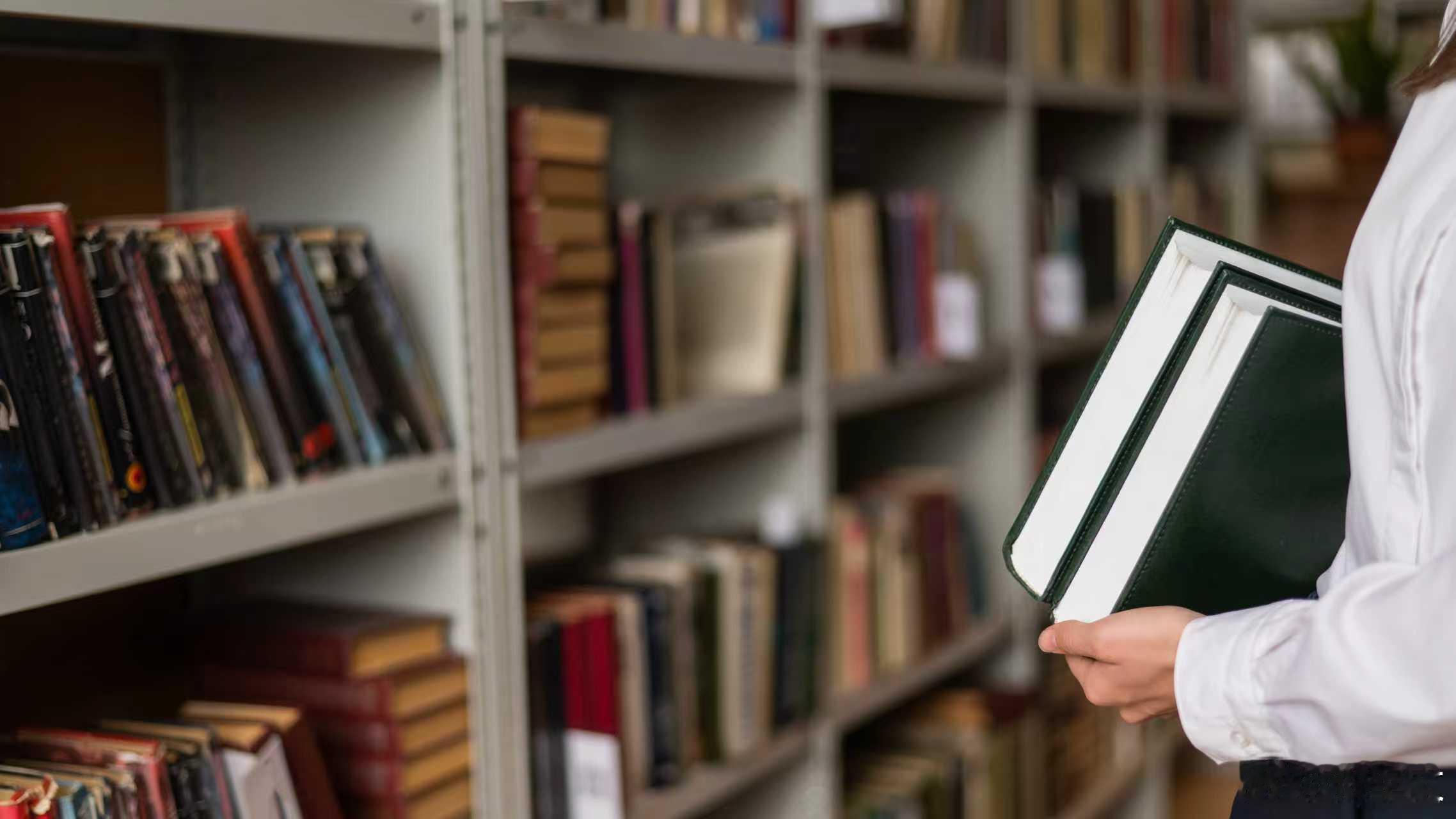 这应该就是读书的意义2025年度书单 凌晨整理书单时，想起支教时那个攥着《小王子