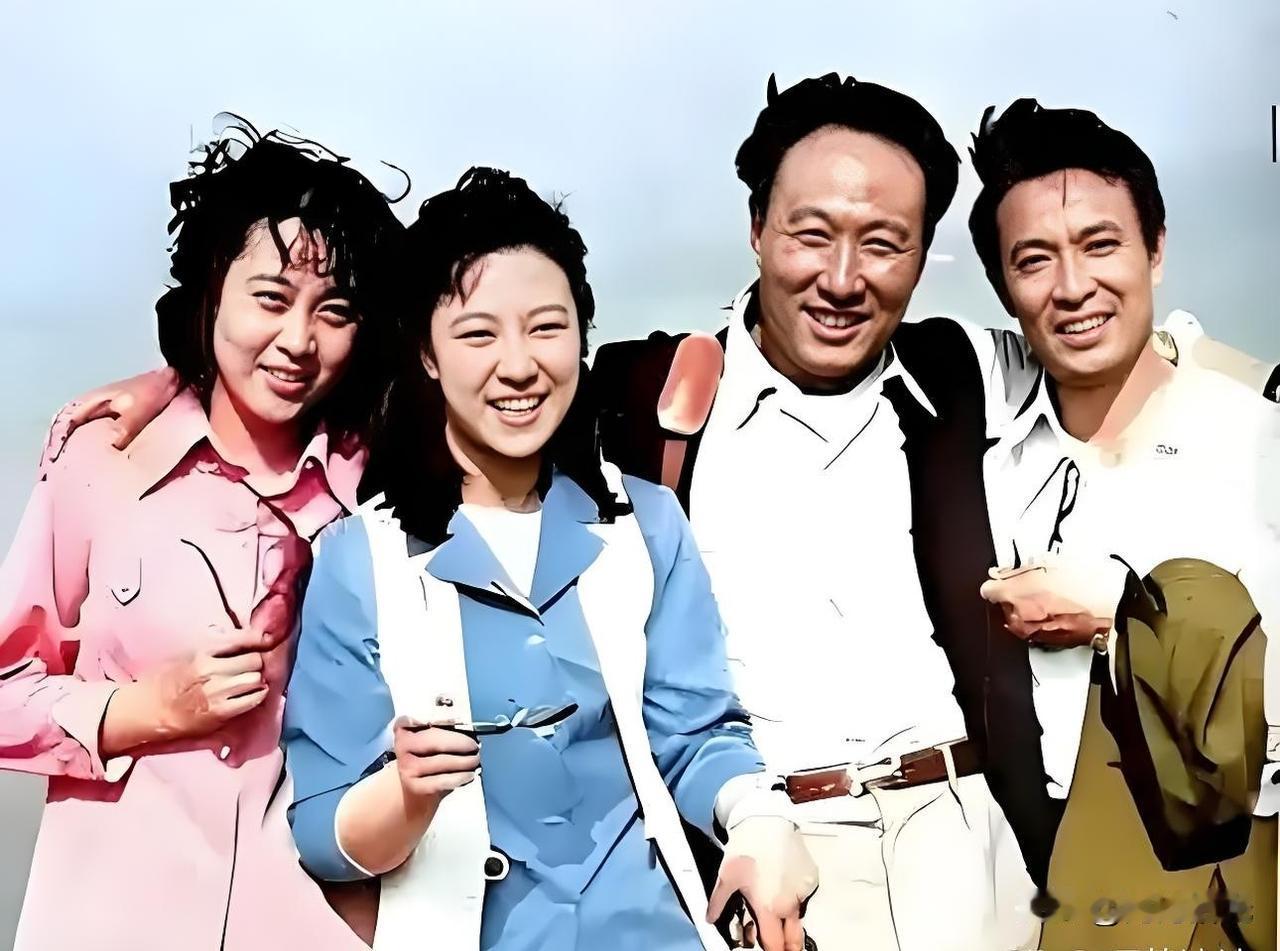🎬 这是1980年拍摄《天云山传奇》时的一张片场幕后老照片，是几位主演的合影。