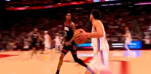 真的离谱。
裁判就站在那儿，离得也就两三米吧，眼睁睁看着，哨子就是不响。
米切尔