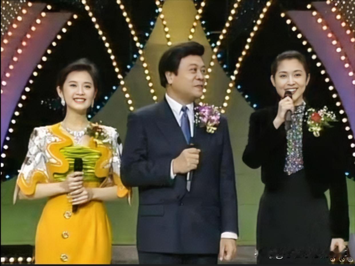 这是很多年前的一张珍贵老照片，右边的两位是央视多年的老搭档，他们是老牌主持人赵忠