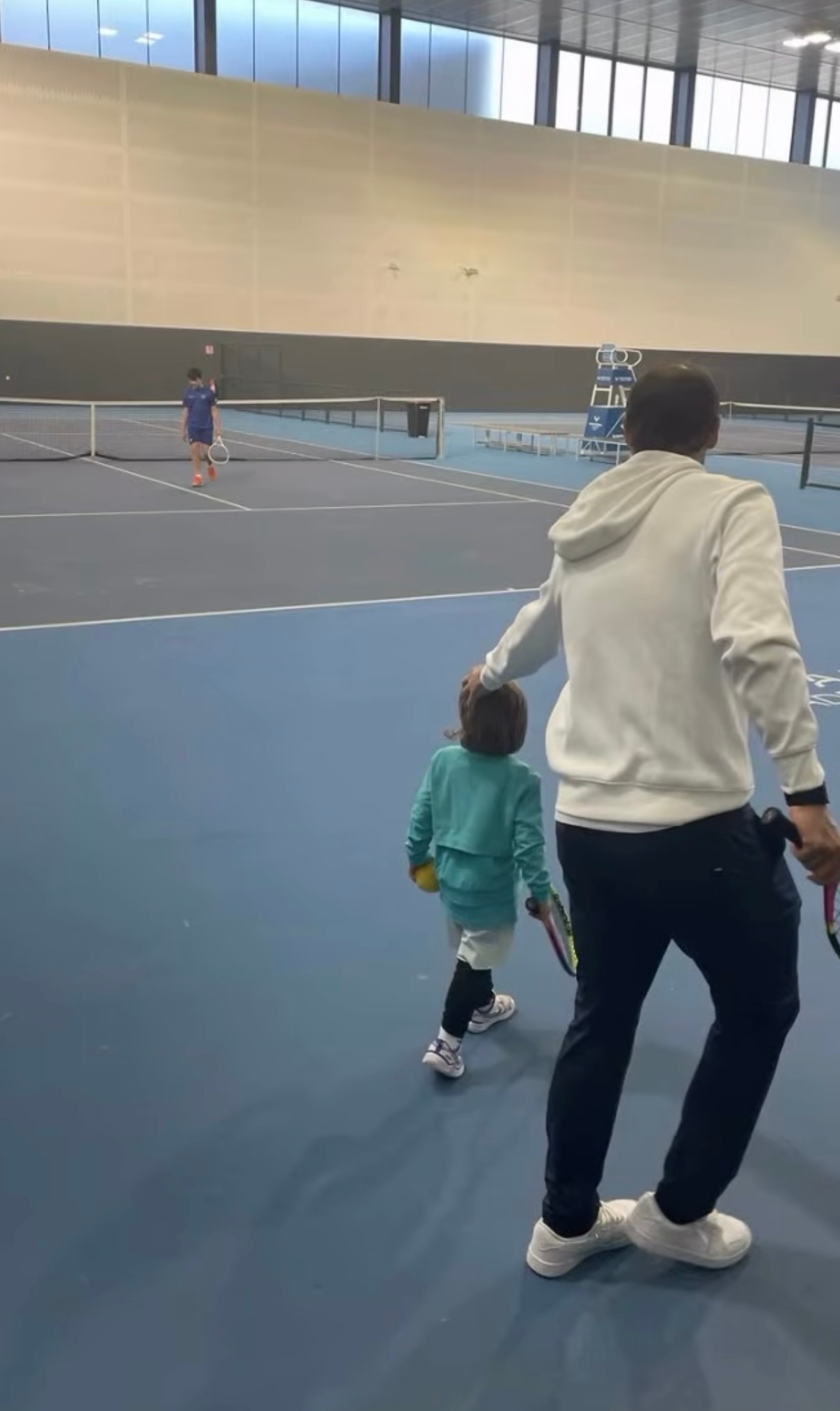 Instagram网友Jasper Herbert上周拍到了纳达尔带着小豆子一起