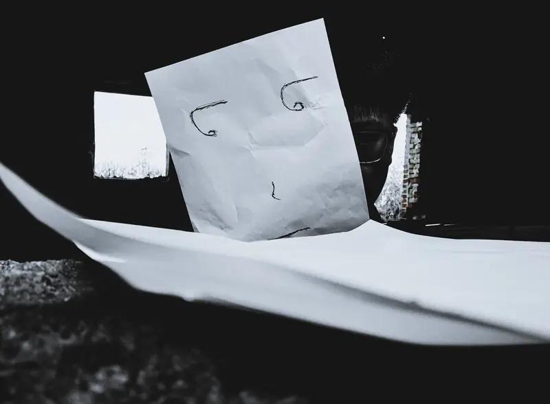 现在社会就是想当官，就必须具备高尚的品德和强烈的社会责任感。你看，真正能担当重任