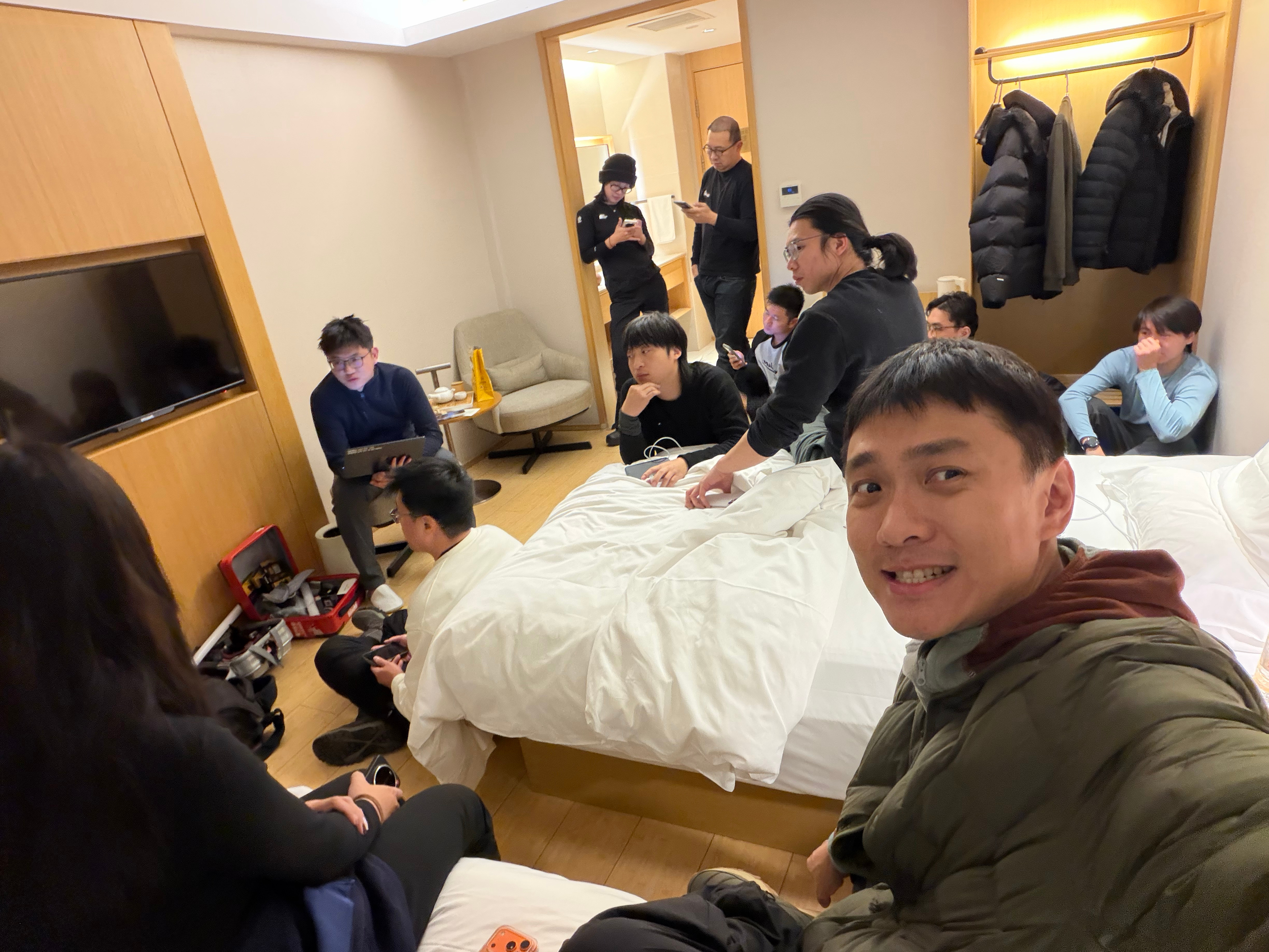 拍一集极速对比，成本真的高。十几人零下 30➕室外暴露 8 小时，持续一周。加上