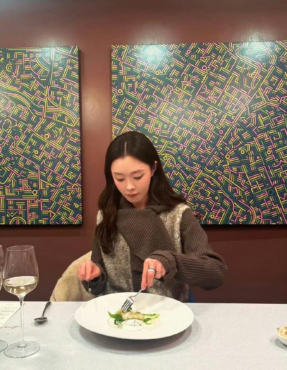 宋轶微博背景图更新[哆啦A梦惊恐][哆啦A梦惊恐]宋轶对微博背景进行了更换，所选