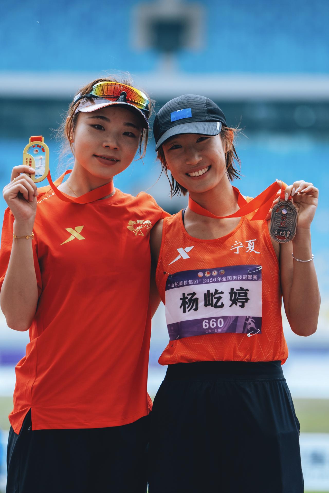 场上全力以赴，场下温柔相拥。
梁田田、杨屹婷，国内中长跑新生代最强对决。
 
赛