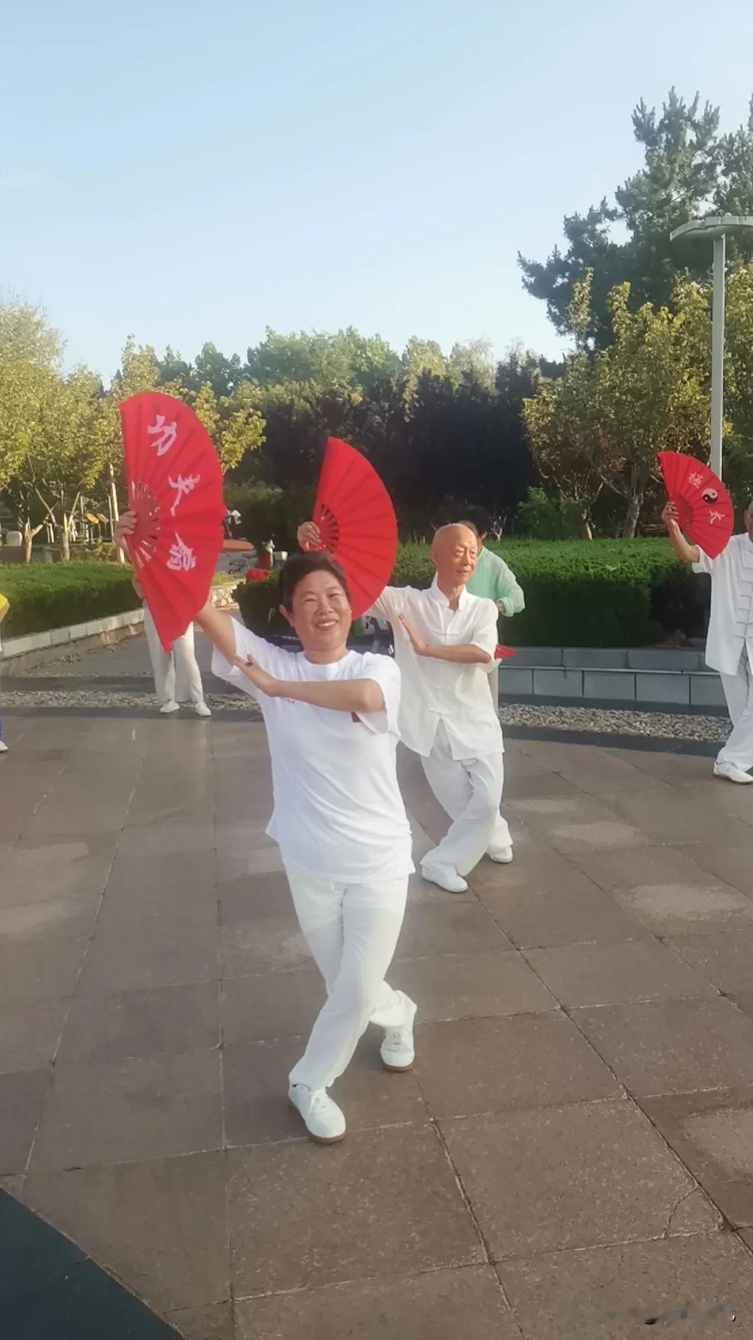 谁能给我一个标准答案？

如果是让这群晨练的老朋友做一个选择，要么继续选择当下的
