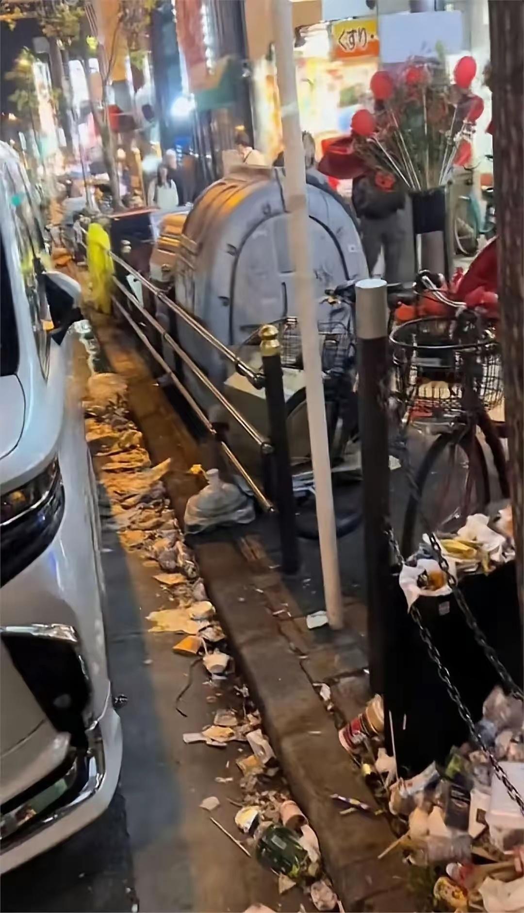 东京街头，这卫生条件让人大跌眼镜。以前蒋方舟写的《东京一年》可没这样的？[二哈]