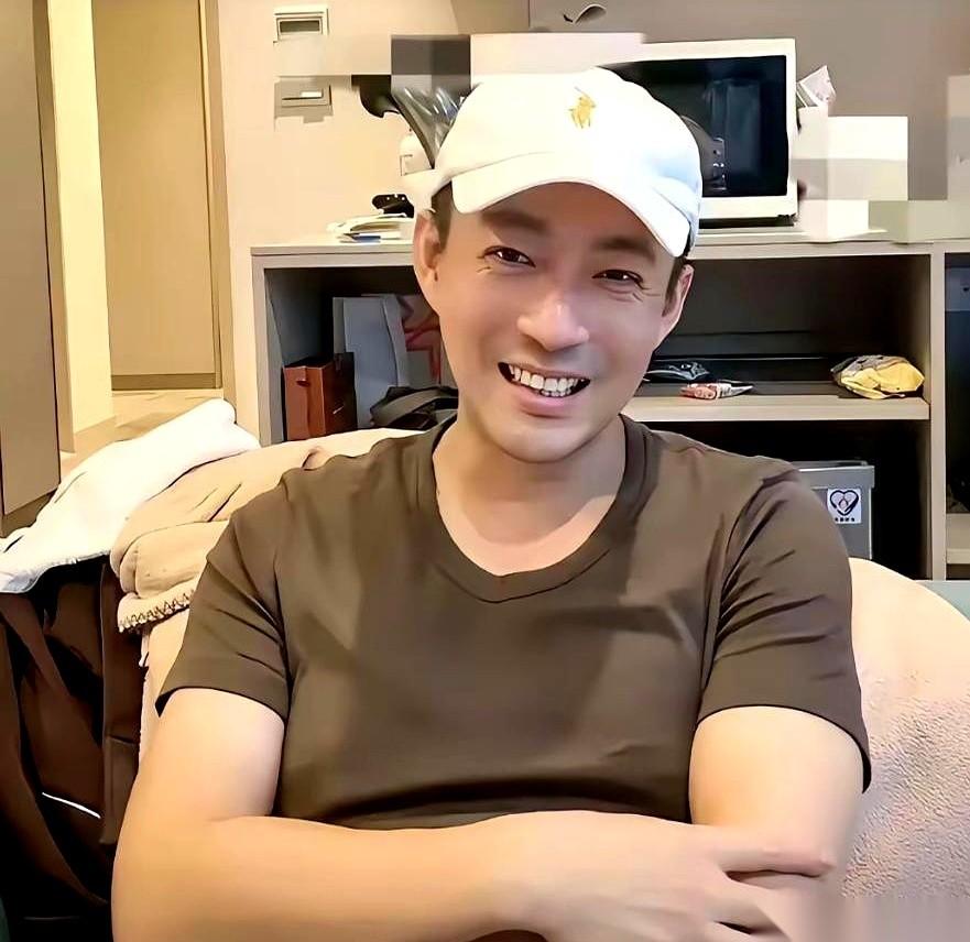 “汪小菲，大家不要带他玩。”
就这一句话，从建国直播间里飘出来，砸得人一激灵。为