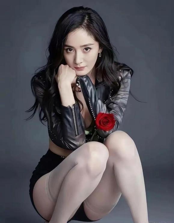 别以为没人追杨幂是颜值问题，真相其实很现实。
她入行二十多年一路稳扎稳打，靠着经