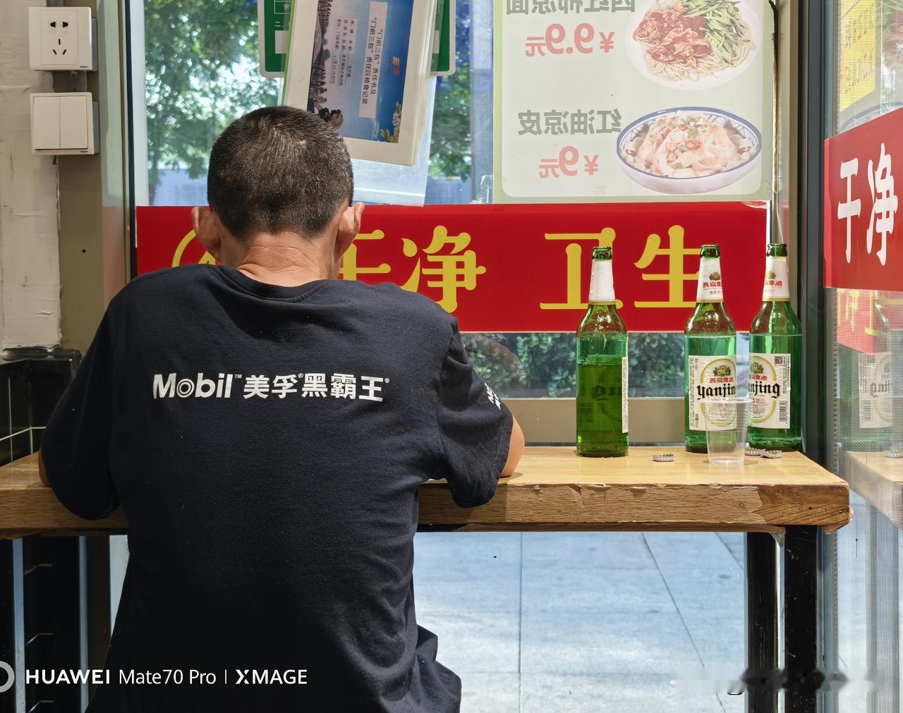 活久见，这样的事90%的人肯定做不到！早上七点整，美孚黑霸王，一个人已经喝了三瓶