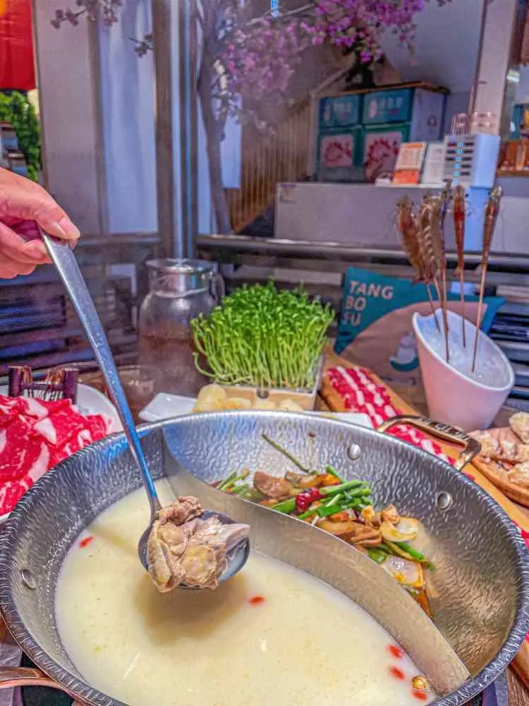 汤伯府·猪肚鸡火锅。