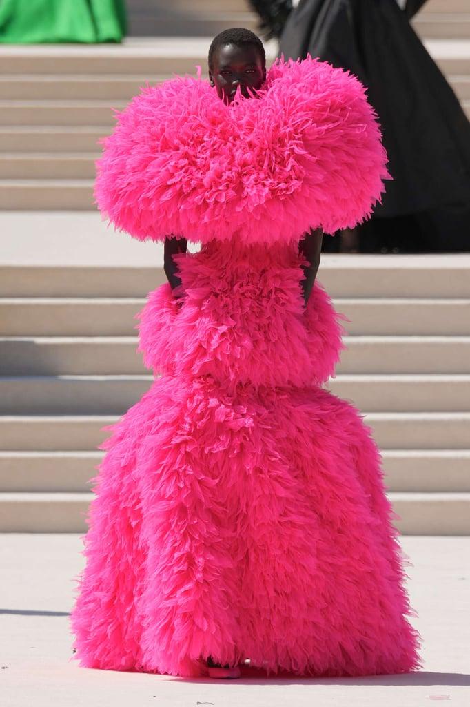 Balenciaga 2026秋冬高定系列，在色彩上面玩出了明暗博弈的趣味。大面