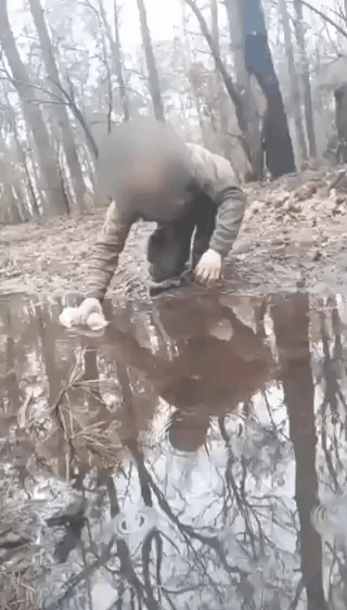 由于补给线中断，几名俄罗斯士兵只能喝脏水坑里的水来解渴。