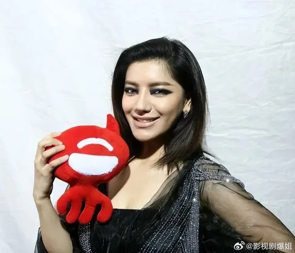 曾是超女冠军，却因整容失败像“怪物”，全身只剩下眼珠是自己的！ 