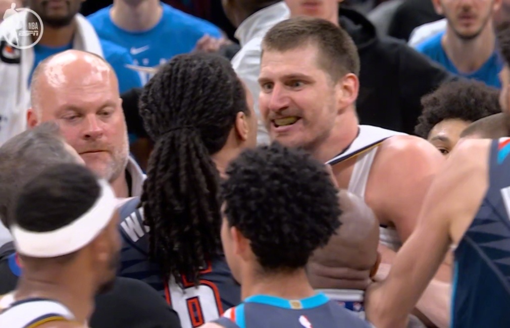 约基奇怒目圆瞪 什么时候见过约基奇有这种表情，约老师这是真怒了！约基奇怒了