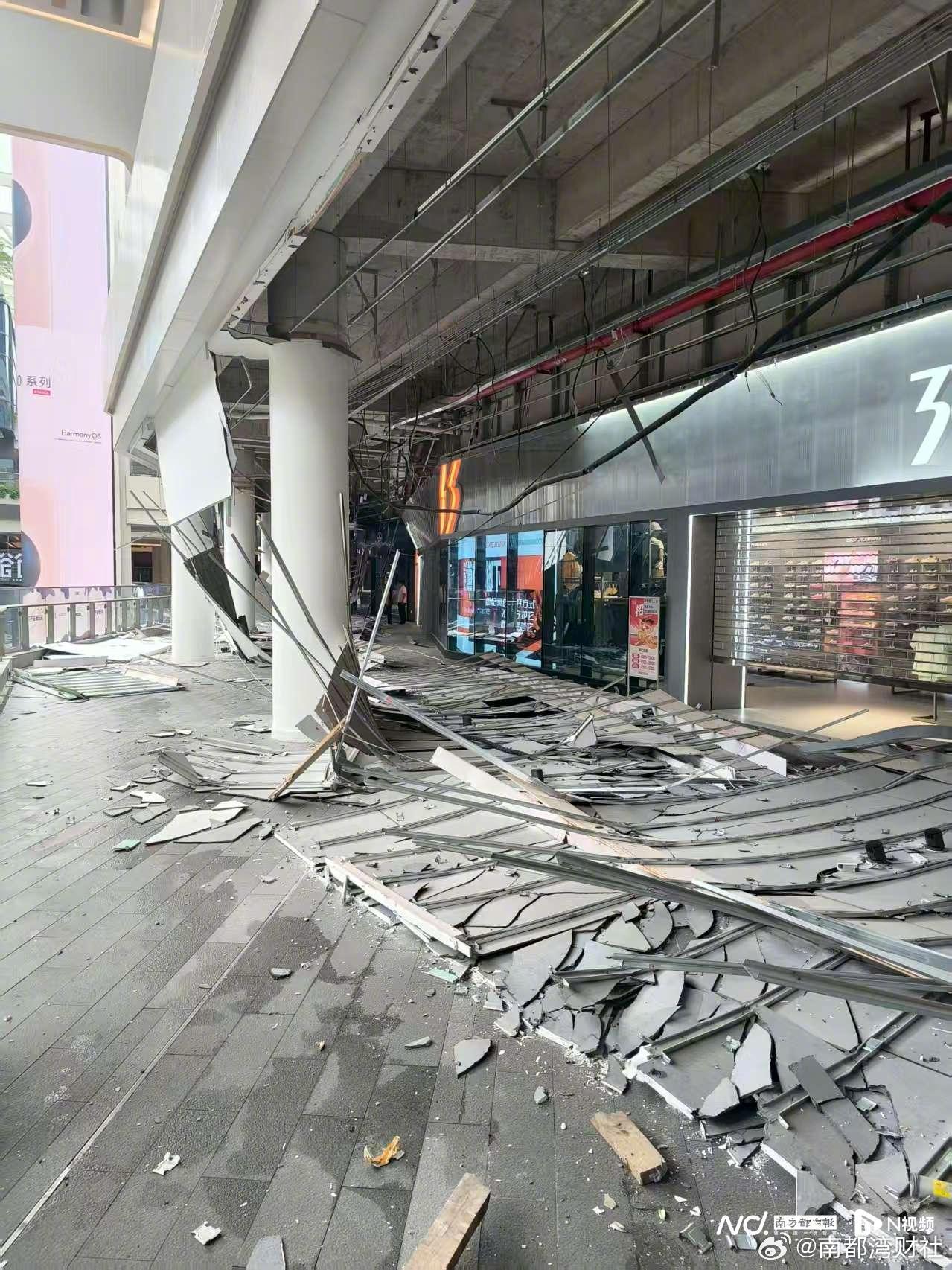 【#东莞一商场天花吊顶突发坍塌#！项目方：无人伤亡，原因调查中】7月21日下午，