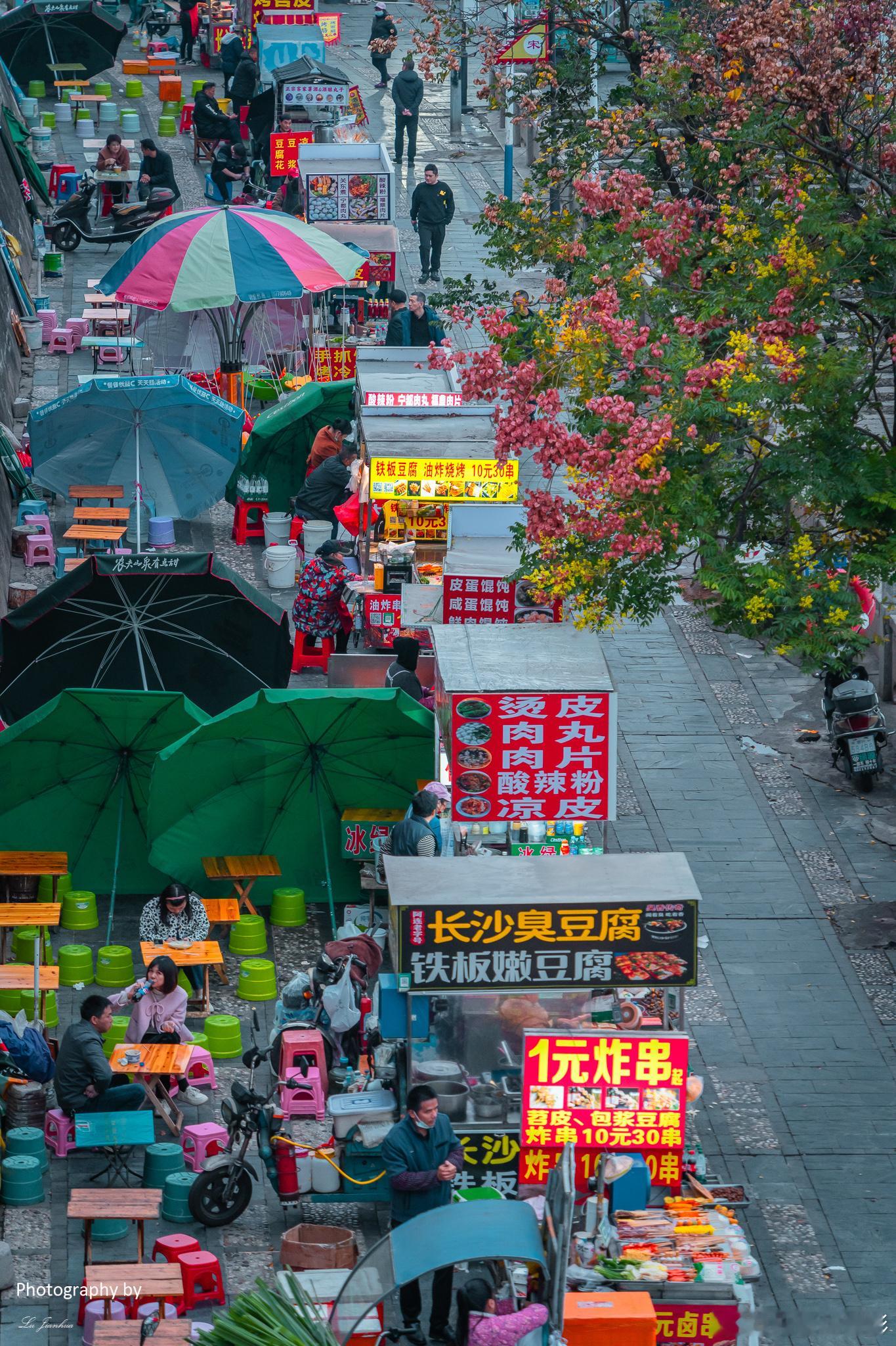 江西赣州，宋城墙下的美食街。晚安。 