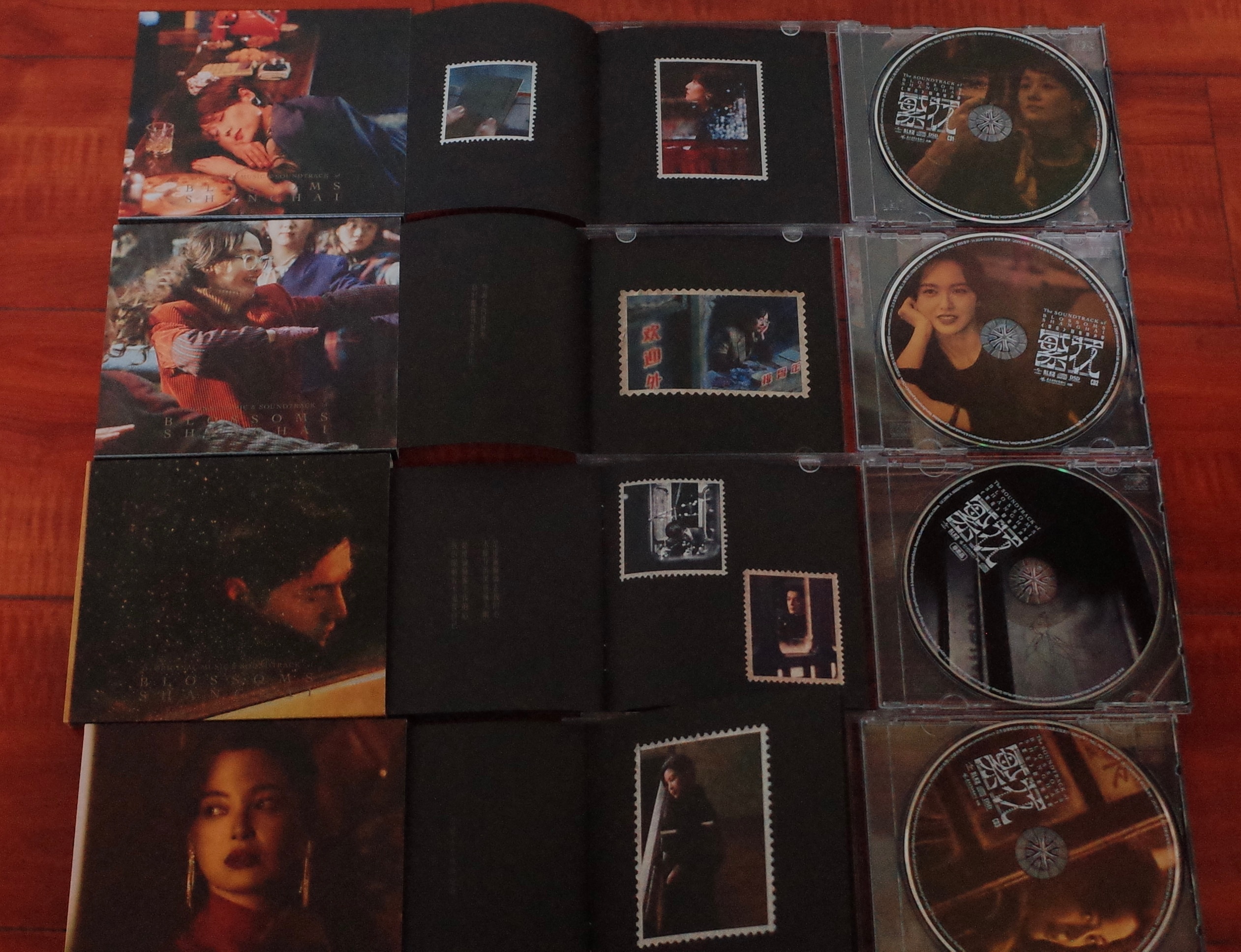 才发现每张碟里面还有小册子，是否有点太精致了吧，好漂亮哦。 ​​​