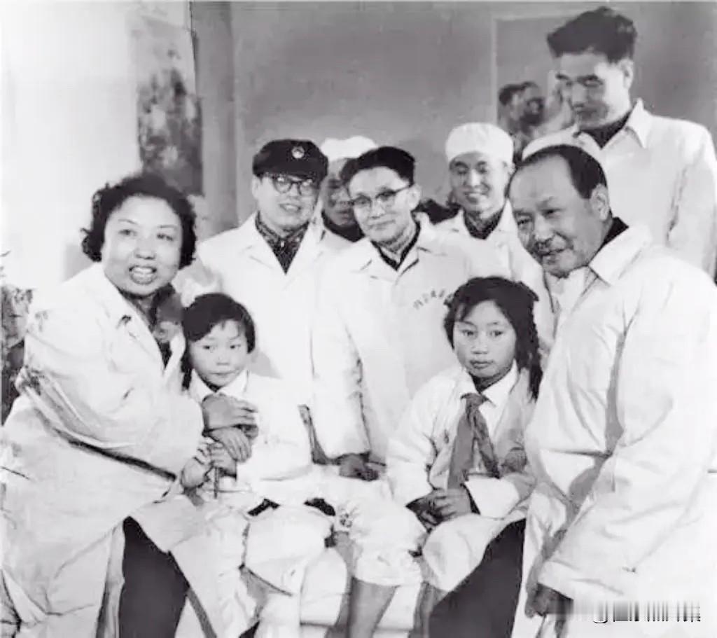 1964年2月，内蒙古自治区党委第一书记，自治区人民委员会主席乌兰夫同志（前右一