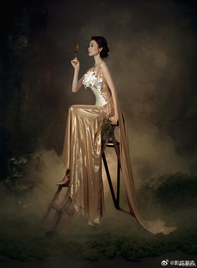 张艺凡鎏金女神降临张艺凡鎏金长裙氛围感谁能抵挡这样的氛围感穿搭，鎏金长裙贴合身形