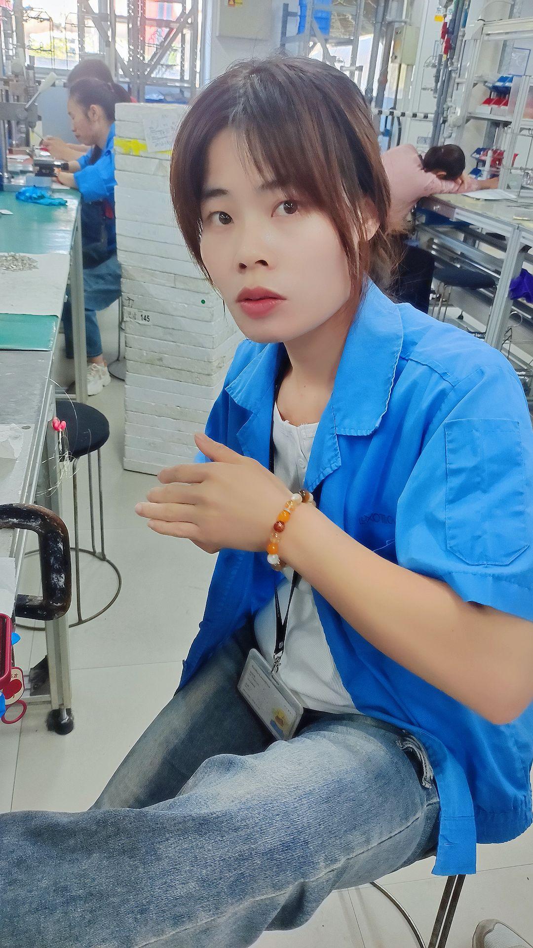 如果你亲眼看到我上班的样子，你就会发现我并没有你想象中那么娇气。为了挣...