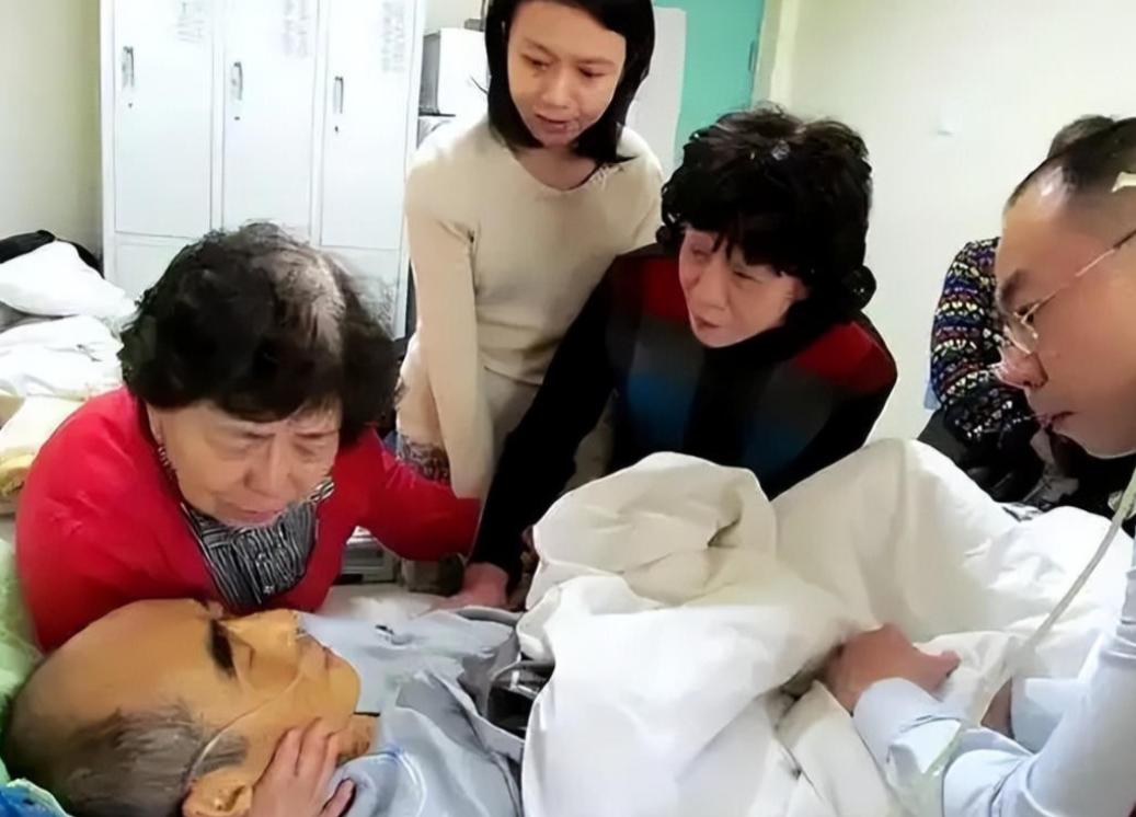 谁能想到，庄则栋生前拿了那么多的世界冠军，去世时却一贫如洗。

最大的痛苦是陪伴