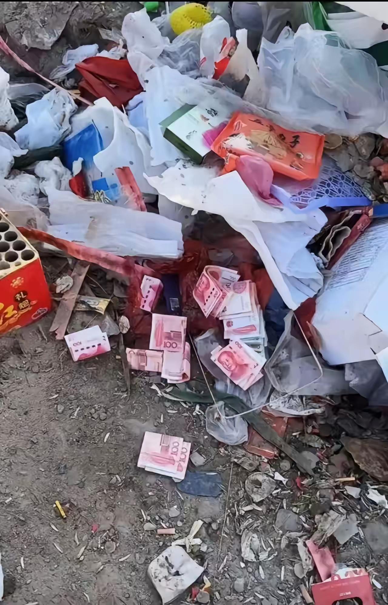 垃圾堆里居然藏着钱！有网友发帖爆料，路过垃圾桶时瞥见一堆现金散落在杂物里，红的绿