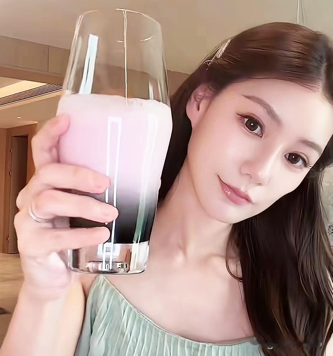马筱梅真的格外听劝，面对网友的暖心建议，她默默放在心上，
近期社交账号更新频率明