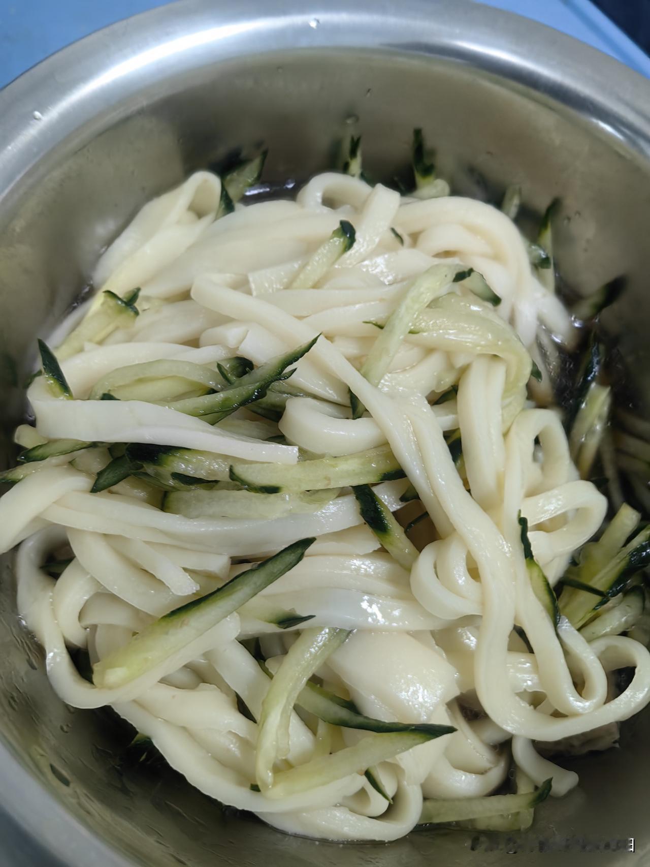 今天给闺女打视频，我说闺女你咋上课不认真了，作业也没完成，闺女说作业写完了，忘带