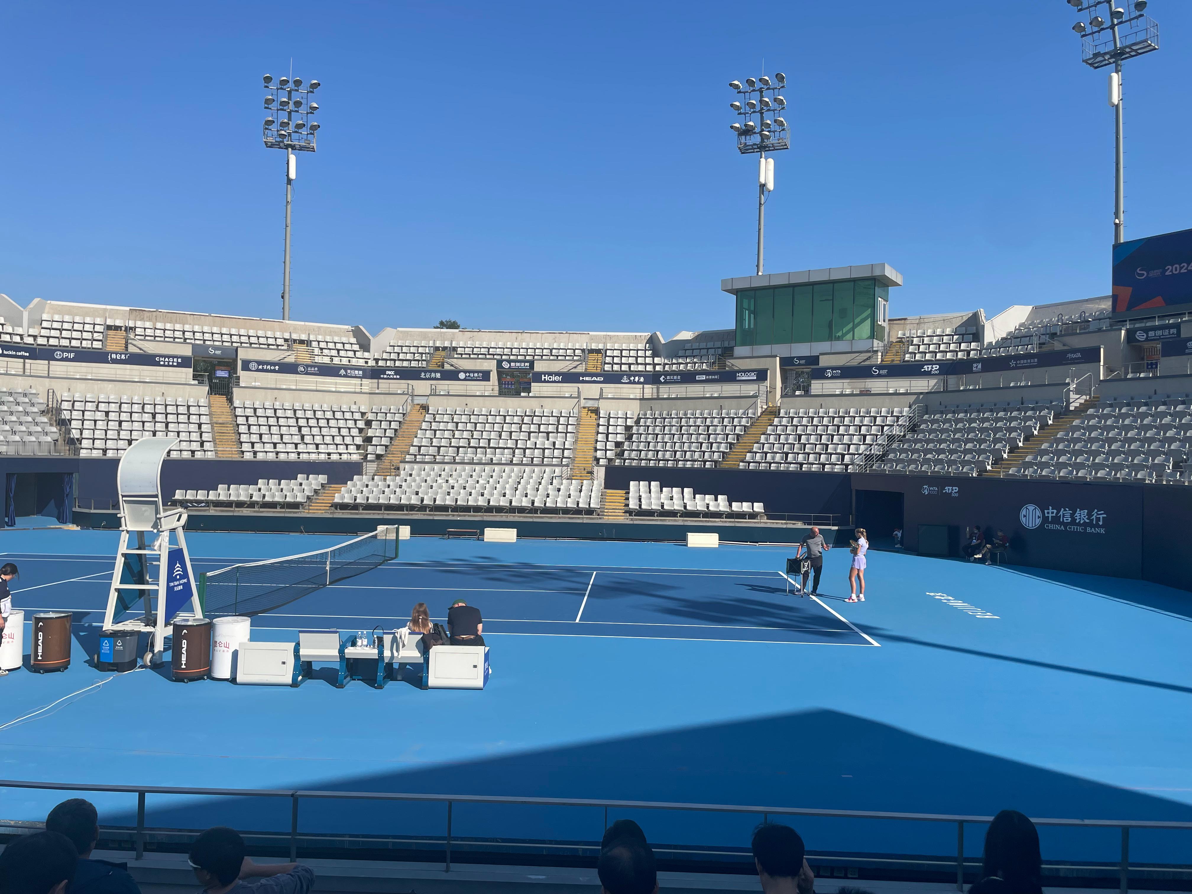 安德烈娃打完双打马上映月开练，备战明日与郑钦文的比赛#2024中网#  ​​​