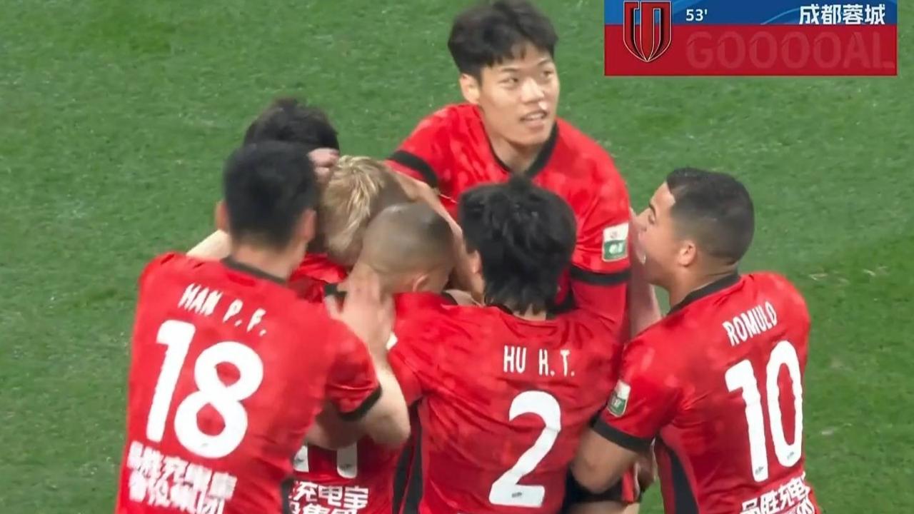 中超一夜太刺激，第96分钟绝平被吹无效！
成都蓉城2-1云南玉昆，下半场逆转，守