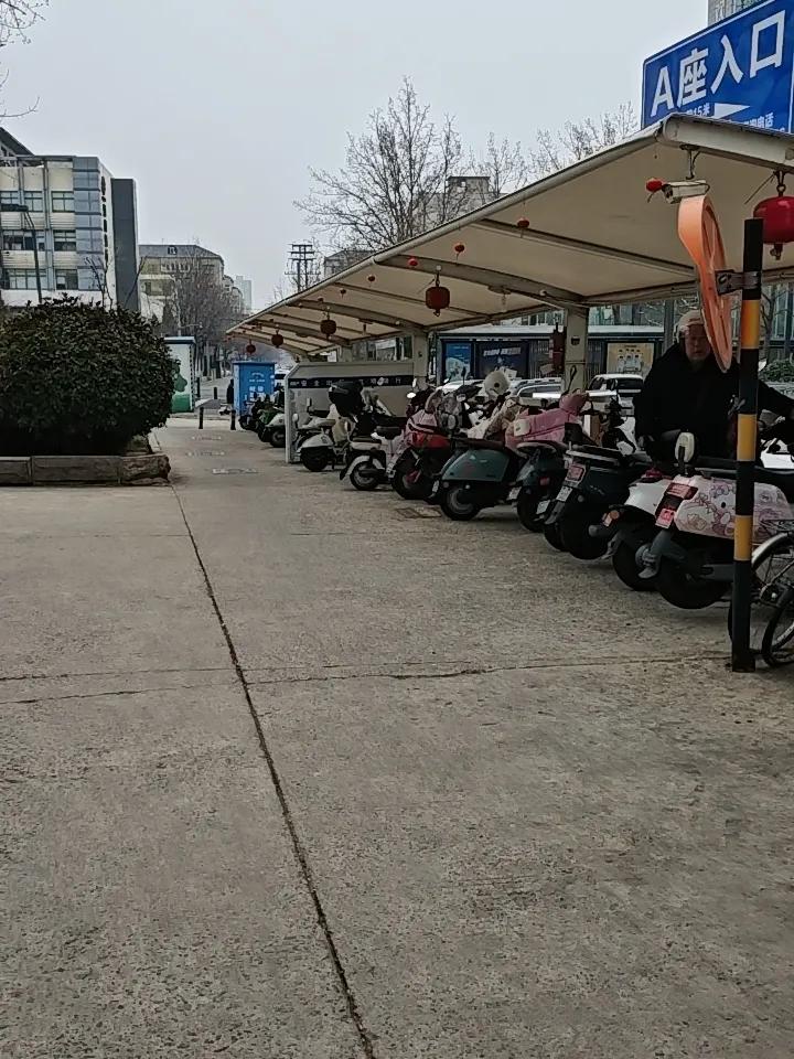 又是一天上班的时候，早上7:26，准时从家出发，经半小时驾车到达单位，开始一天的