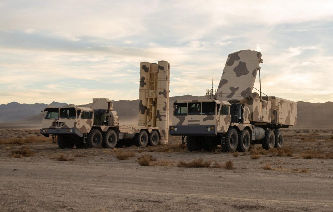 美国演习中出现了与S-300和HQ-9类似的防空系统的全尺寸模型
2025年11