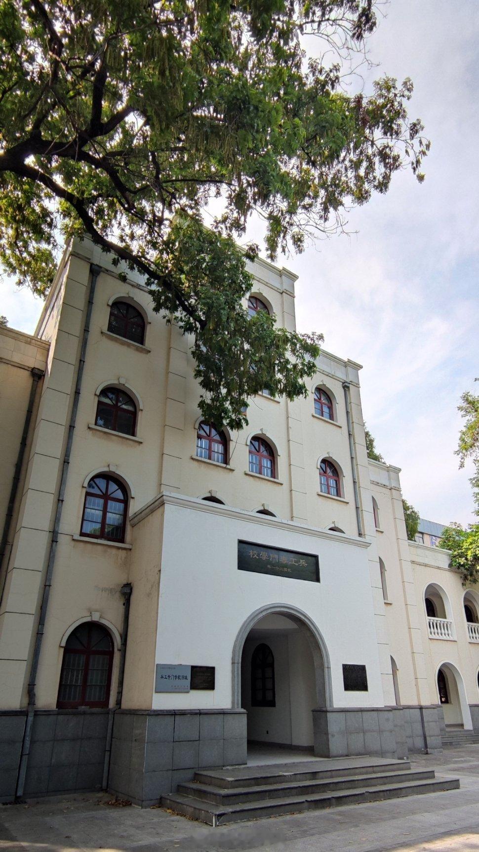 金陵制造局及兵工厂专门学校旧址，现在无意外地成为创意园。竟然还是5A级景区。  