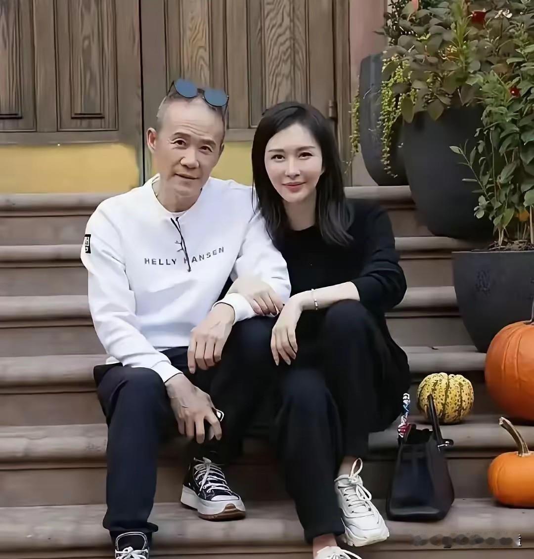 田朴珺可能到最后都没想明白，王石只是老了，不是傻了。她以为自己学的是邓文迪，拿的