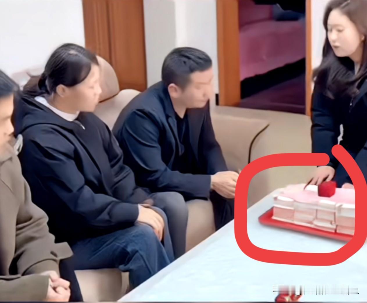 结婚第二天，丈夫挑明让新婚妻子把带回来的彩礼还给公婆，妻子愣住了。

这丈夫也太