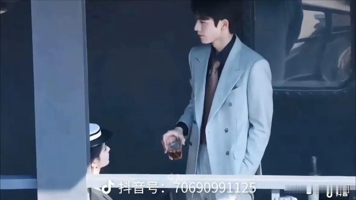 跪下那一刻，他瞬间变了脸色，愤怒让他彻底丧失了理智，狠狠地将手中的酒杯摔在了地上
