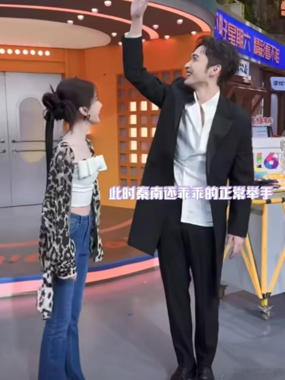 张彬彬毛晓彤hi6身高差好甜张彬彬毛晓彤打卡hi6好六街 在hi6街打卡的张彬彬