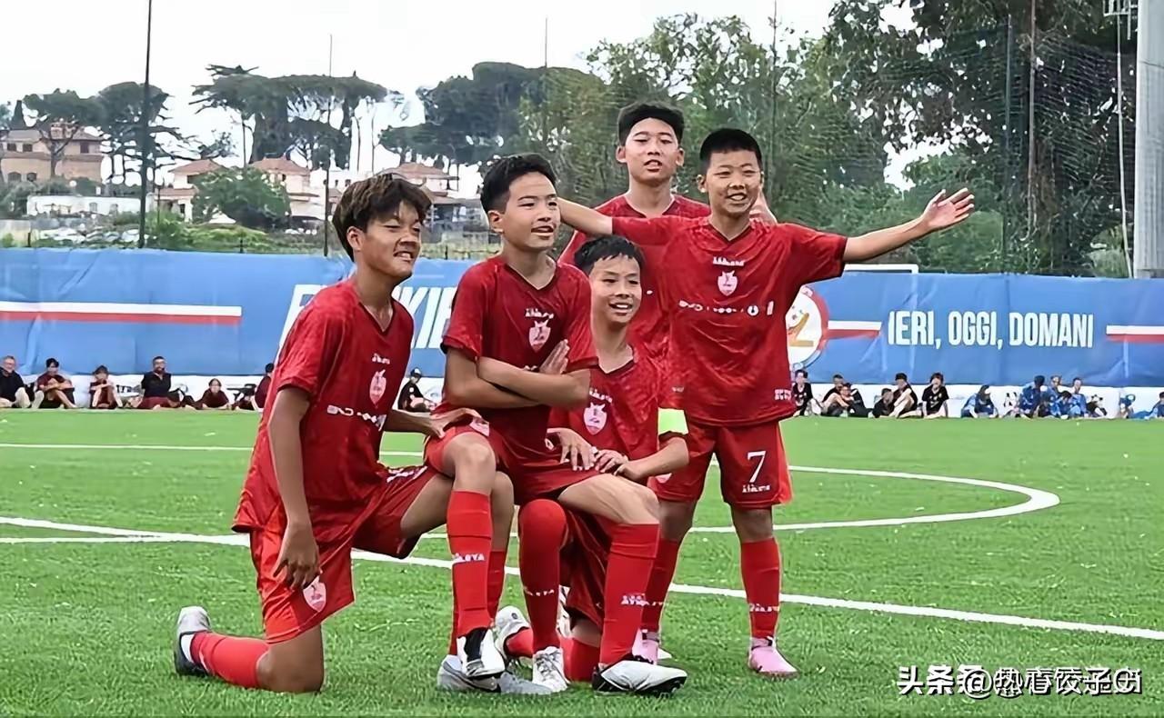 董路率中国足球小将意大利夺冠。
他带领中国足球（U12“小世界杯”）7战全胜夺冠