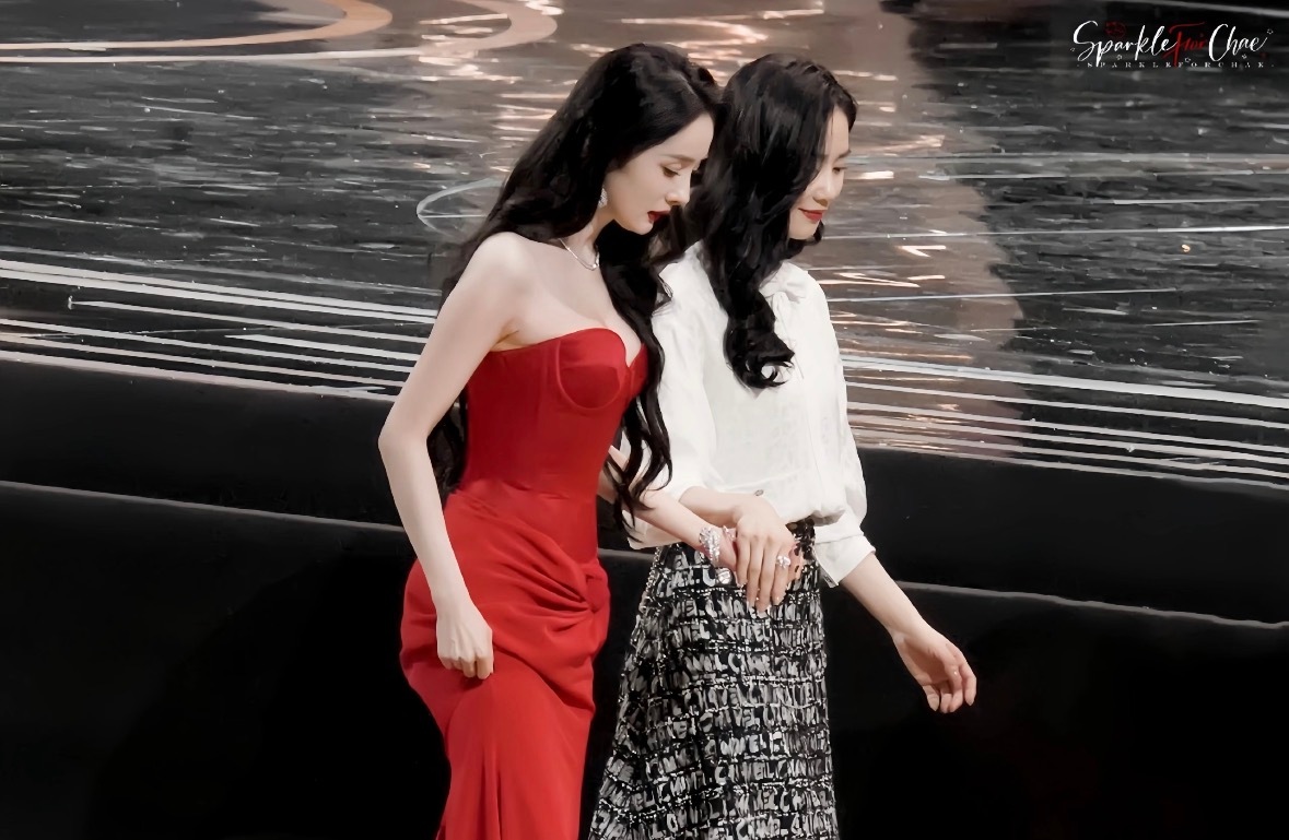 杨幂连续五年为刘诗诗庆生五年准时赴约，11:44卡点，“阿么”暗号在线！杨幂连续