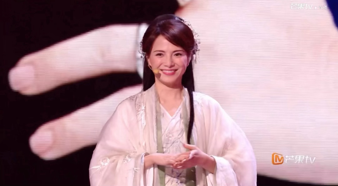 李心洁我以前觉得就是还好，会拿出来听，电影都会看，但没有到特别喜欢。可这一次看她