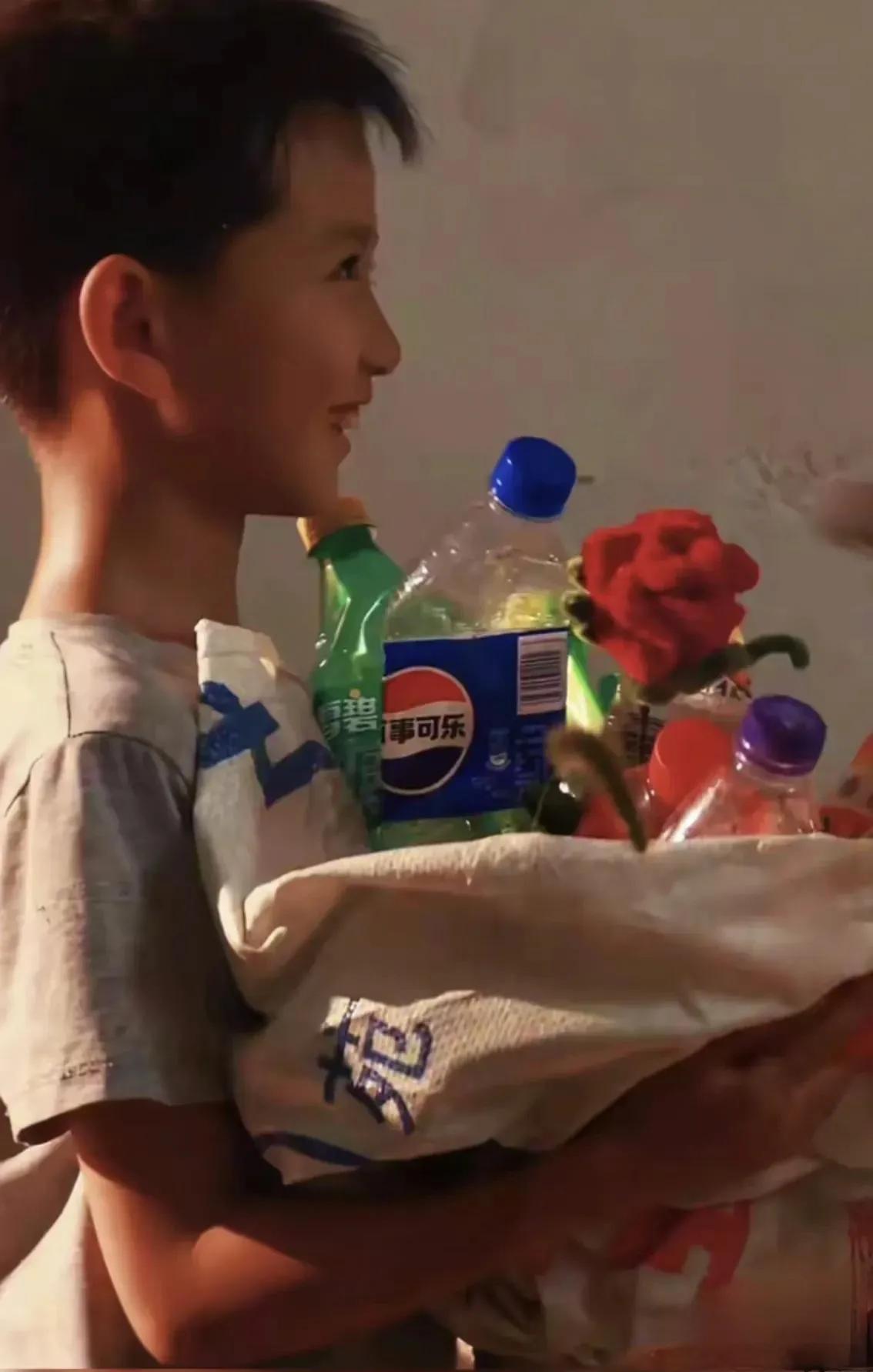 8岁男孩捡废塑料瓶做花送妈，为何成妈妈最珍贵礼物？
 花店玫瑰动辄几十上百，可8