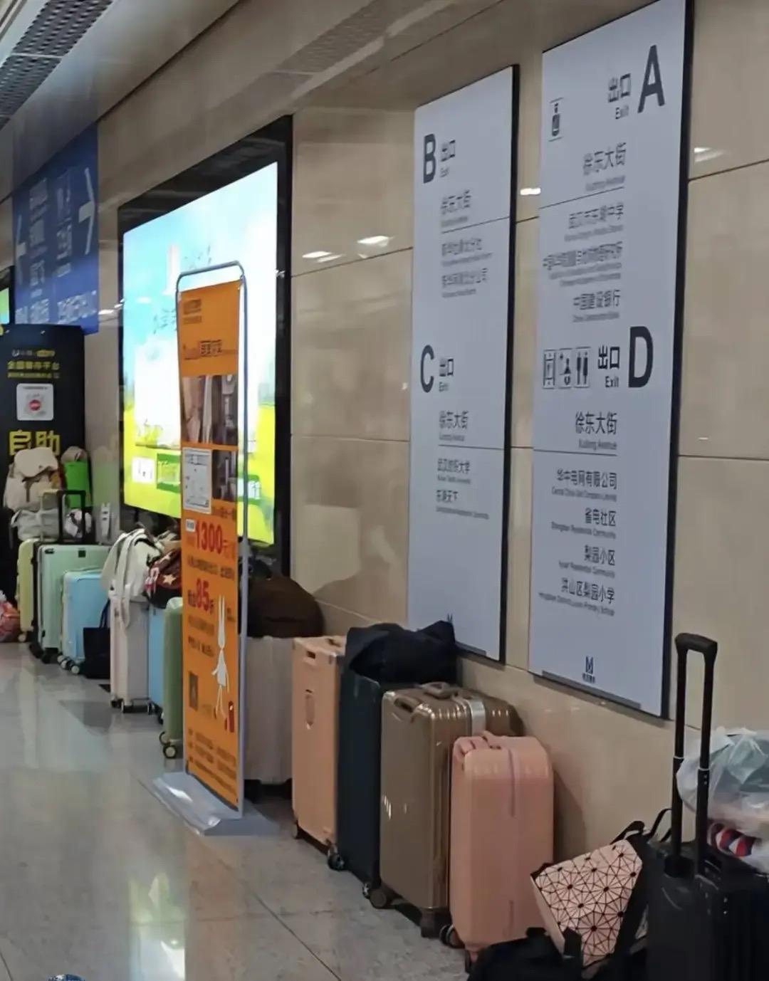 这种“无人看管却井然有序”的画面，源于游客轻装出游的实际需求，也得益于地铁工作人