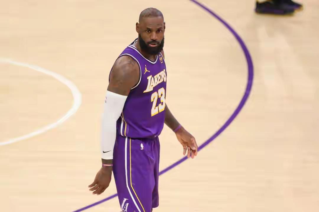 没防守，湖人不敌马刺，露怯!
NBA杯，湖人露怯，没防守，外线成漏，内线不防，马