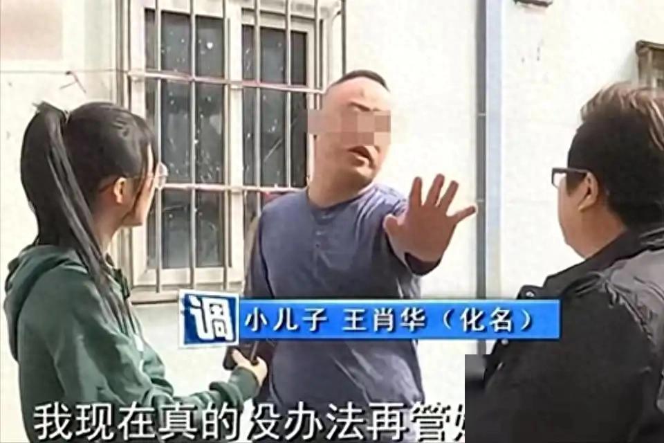 断臂男子独自赡养父母20年，为还外债卖掉老房子，谁知母亲偷偷给国外的3个儿女打电